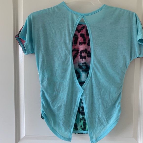 Cheetah print ombré shirt pinks and blue pattern - Picture 2 of 2